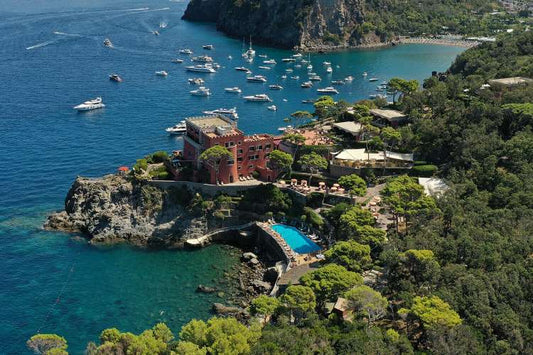 Rêvez le temps d’un week-end à flanc de falaise sur l’île d’Ischia (Italie)